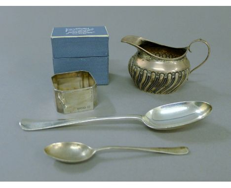 A boxed silver napkin ring, a silver cream jug and two silver spoons. The jug 9.5 cm long. 5.3 troy ounces.