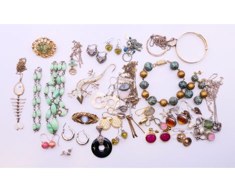 A quantity of various silver and other jewellery.