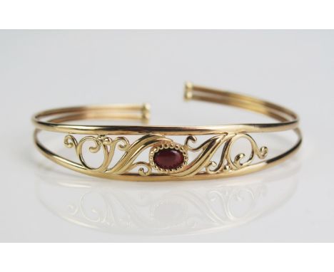 A 9ct Gold and Cabochon Garnet Torque Bangle, 6.4g 