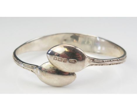 A pair of silver sugar tongs in the form of a bangle, 28gms, 0,90ozs 