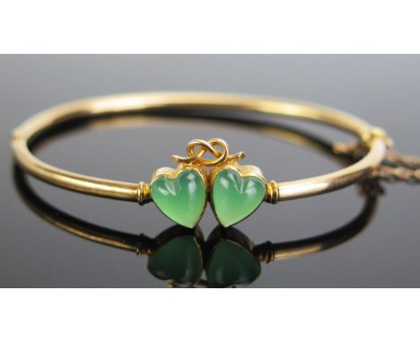 A 15ct Gold and Jadeite? Hinged Bangle decorated with joined hearts, 7.9g 