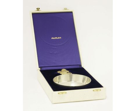 An Elizabeth II silver commemorative bowl,Aurum Ltd., London 1977,the gilt handle cast as lion rampant holding the Jubilee cr