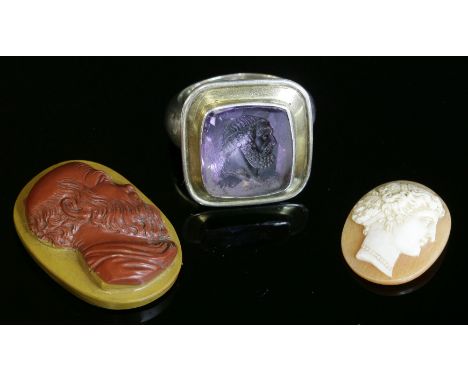 An unmounted oval jasper hardstone cameo,depicting the profile of a bearded gentleman,together with a silver gilt intaglio en