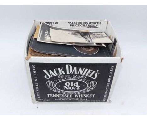 A collection of vintage ephemera, to include photographs, cigarette cards and greetings cards 