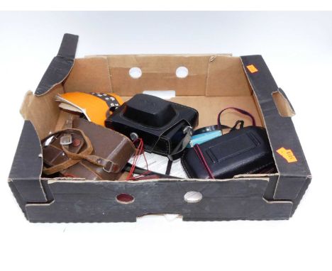 A collection of vintage cameras, to include Nomo