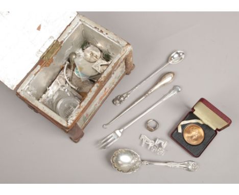 A tea caddy containing assorted collectables including coins, silver and jewellery etc.