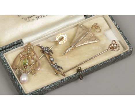 A box of 9ct gold jewellery oddments including articulated Concorde pendant, pearl and peridot openwork pendant, two stick pi