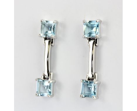 A pair of 925 silver drop earrings set with step cut blue topaz, L. 3cm.