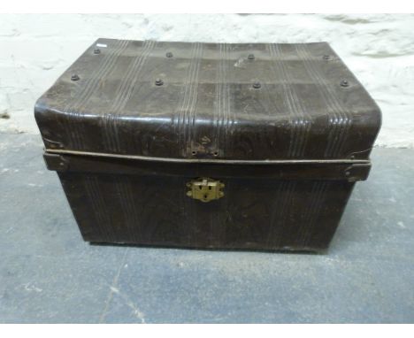 A metal trunk, H40 x W64 x D44cm