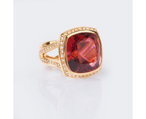 Tamara Comolli. Turmalin-Brillant Cocktailring. 18 kt. Roségold, gest., MZ: TC. Der große, feinfarbige Turmalin in pinkischem
