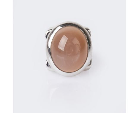 Tamara Comolli. Cocktail-Ring mit Mondstein-Cabochon. 18 kt. WG, gest., MZ: TC. Ovaler Mondstein-Cabochon von brauner Farbe m