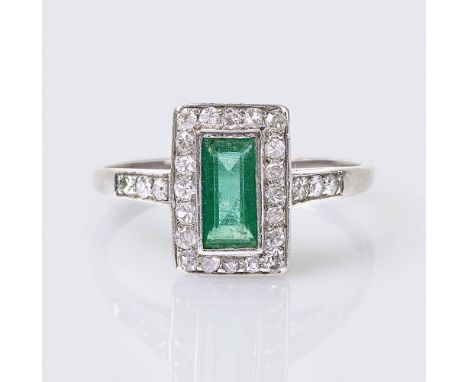 Art-déco Smaragd-Diamant-Ring. Um 1920/30. Platin. Der Smaragd im Baguetteschliff ca. 0,45 ct. (ca. 7,4 x 3,5 x 2,2 mm), Reif