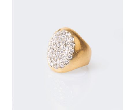 Brillant-Ring. 18 kt. GG, gest. Ovale, verbreiterte Schauseite, in Pavéfassung 41 Brill. zus. ca. 1,30 ct. Feines Weiß(G)-Wei
