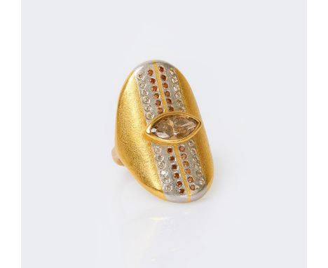 Michael Zobel (Tanger/ Marokko 1942). Großer Fancy Diamant-Ring. 18 kt. GG und WG, gest., mattiert, MZ: Zo, Signatur Zobel 20