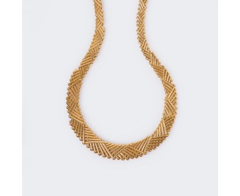 Vintage Gold-Collier. Um 1960. 18 kt. GG, gest., poliert und ziseliert. Beweglich angeordnete Stege im Triangelweb-Dekor, zur