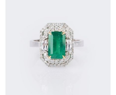 Klassisch-eleganter Smaragd-Brillant-Ring. 18 kt. WG mit GG, gest. In GG-Krappen der Smaragd im Smaragdschliff ca. 1,80 ct. (