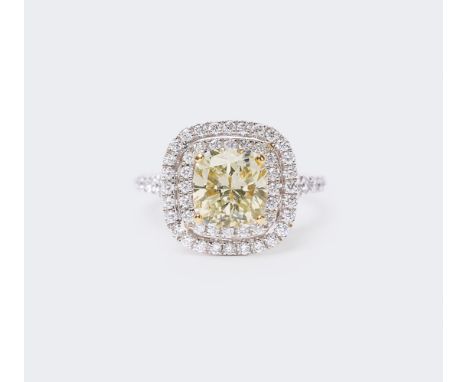 Fancy-Diamant Ring mit Brillant-Besatz. 18 kt. WG, gest. Der zentrale Fancy-Diam. im Kissenschliff ca. 2,35 ct. Fancy Light Y