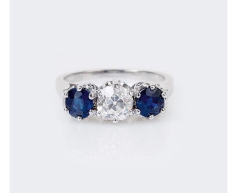 Saphir-Ring mit Altschliffdiamant. 18 kt. WG, gest. Schauseitig mit 1 Altschliffdiam. ca. 1,20 ct. Getöntes Weiß(K/L).P., umr