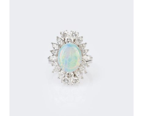 Opal-Brillant Ring. 18 kt. WG, gest. Der ovale Opal-Cabochon (ca. 11,6 x 9,4 mm) mit 20 Diam. im Brillant- und Navette-Schlif