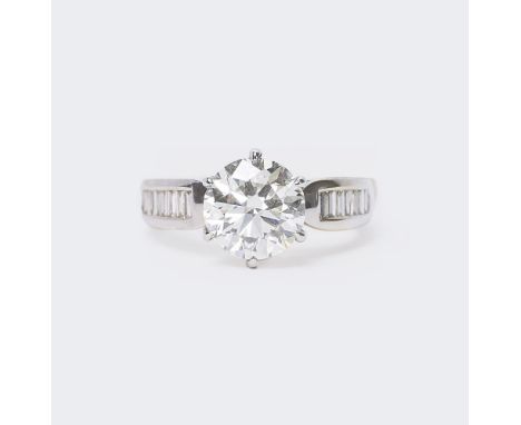 Hochkarätiger weißer Solitär-Ring mit Diamant-Besatz. 18 kt. WG, gest. Der exzellente Brill.3,02 ct. Weiß(H).vs2 (9.13 - 9.20