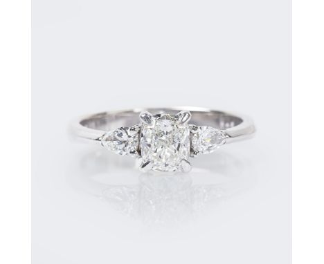 Diamant-Ring im Kissenschliff. 18 kt. WG, gest. Der zentrale Diam. im Kissenschliff ca. 1,01 ct. Weiß(H).si (ca. 6,1 x 5,1 x 