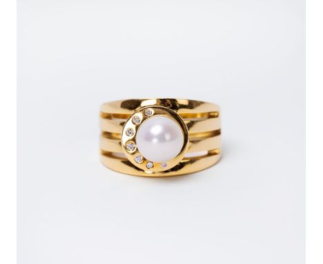 Jette Joop. Perl-Brillant-Ring. 18 kt. GG, gest., MZ: JJ. Zur Schauseite verbreiterte und offene Ringschiene, die Zuchtperle 
