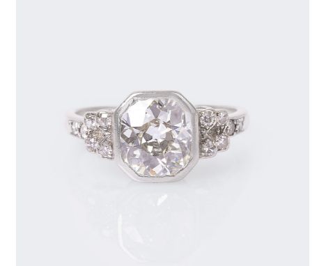 Solitär-Ring mit Altschliffdiamant. Der Diam. im antiken Kissenschliff ca. 1,80 - 1,90 ct. Getöntes Weiß(K/L).si. (ca. 7,6 x 