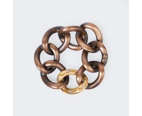Großes Gliederarmband aus Bronze und Gold mit Fancy-Diamanten. Bronze, 18 kt. GG, gest., MZ undeutlich. Große Ankerkettenglie