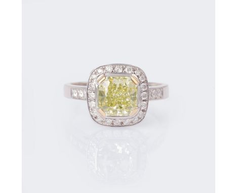 Fancy-Diamant-Ring mit Brillant-Besatz. 18 kt. WG mit GG, gest. Der Fancy Diam. im modifizierten Square Schliff 2,13 ct. Fanc
