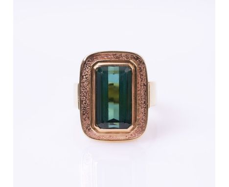 Turmalin-Ring. 14 kt. GG, gest., ziseliert und poliert. Der tiefgrüne Turmalin im Treppenschliff ca. 5,50 ct. (ca. 13,9 x 7,6