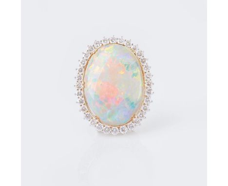 Opal-Brillant-Schmuckset: Anhänger mit Ring. 18 kt. GG, gest. 2-tlg.: Insges. Besatz mit 51 Brill. zus. ca. 3,10 - 3,20  ct. 