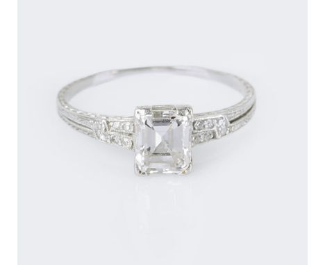 Diamant-Solitär-Ring. Platin, gest. Plat. Der Diam. im Smaragdschliff ca. 1,01 ct. Weiß(H).P., der Reif seitlich mit 12 Klein