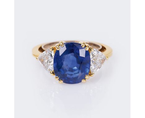 Hochfeiner Ring mit natürlichem Saphir und Diamant-Besatz. 18 kt. GG. Unbehandelter Sri Lanka Saphir von intensiver Farbe im 