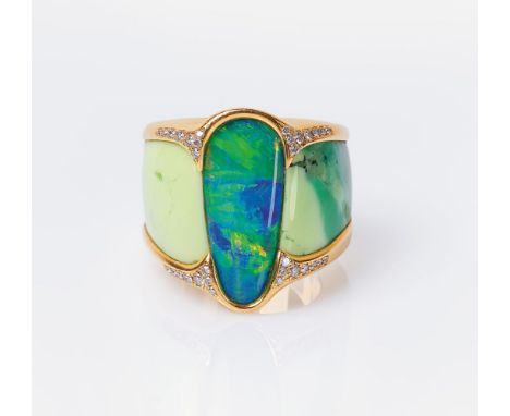 Boulder-Opal-Bandring mit Brillanten. 18 kt. GG, gest., unbekanntes MZ. Breiter Bandring zur Schauseite verbreitert, der Boul