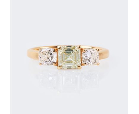 Feiner Fancy-Diamant-Ring. 18 kt. GG, gest. Schauseitig in Krappenfassungen der Diam. im Asscher Schliff ca. 1,30 ct. Fancy L