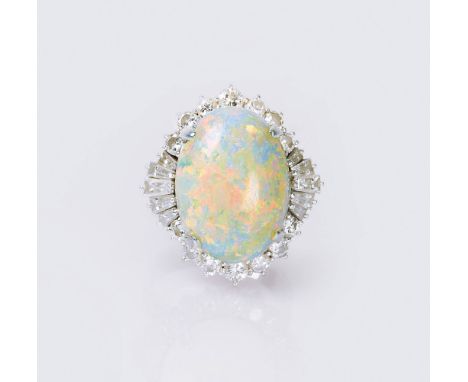 Opal-Diamant-Ring. Platin, gest. P.T., MZ: BCA. Der ovale Weißopal-Cabochon ca. 10 ct. (ca. 20 x 14,5 mm, min. Altersspuren),