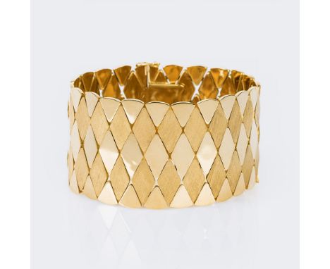 Breites Vintage Gold-Armband. Um 1960. 18 kt. GG, gest., poliert und gebürstet, 750 VR85, MZ: K. Rauten-Dekor. B. 35 mm, L. 1