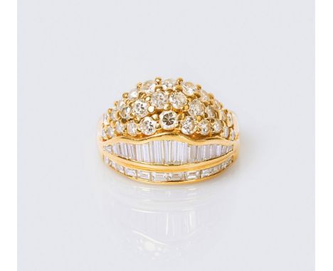 Brillant-Diamant-Ring. 18 kt. GG, gest. Schauseitig verbreitert und dicht besetzt mit 28 Brill. und 31 Diam. im Baguette- und