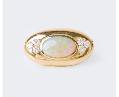 Patentschließe mit großem Opal und Brillanten. 18 kt. GG, gest. , unbekanntes MZ. Der ovale Weißopal-Cabochon mit feinem Farb