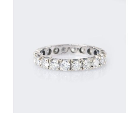 Rivière Brillant-Ring. 18 kt. WG, gest. Umlaufend besetzt mit 20 Brill. zus. ca. 2 ct. Feines Weiß(G)-Weiß(H).vs-si. B. 3,5 m