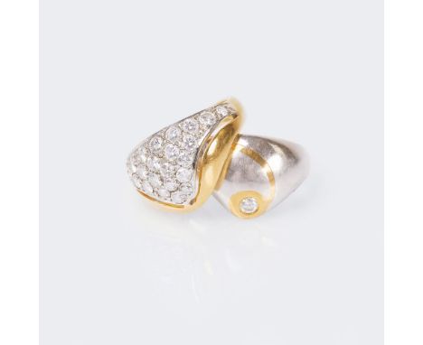 Zwei kleine Brillant-Ringe. 18 kt. GG mit WG, gest.; Platin, gest. Pt950, MZ: FJ, mit GG-Doublierung. 1 Ring mit 24 pavégefas
