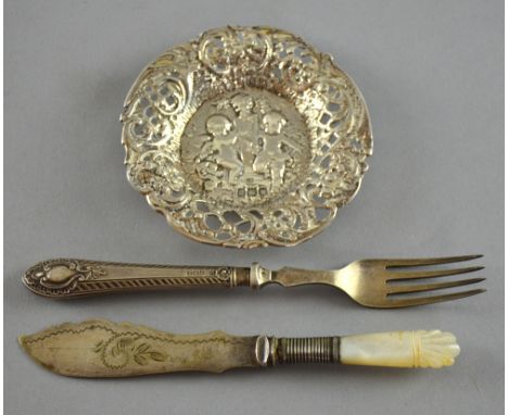 Victorian silver pin dish with repousse decoration of cherubs, London 1901, plated butter knife and silver handled fork 