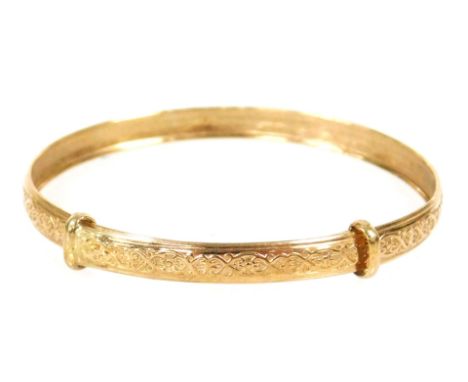 A 9ct gold child's bangle with embossed decoration, 2.0g.