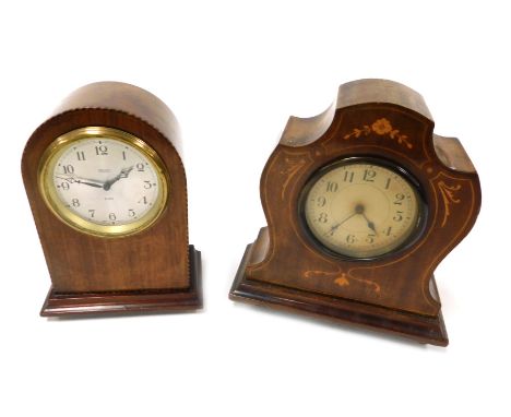 An early 20thC Smiths mahogany cased mantel clock, silvered dial bearing Arabic numerals, eight day clockwork movement, with 
