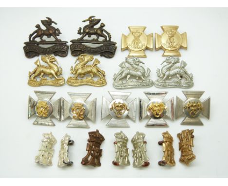 Twenty British Army Infantry metal collar badges in eight pairs plus four including the Royal Berkshire Regiment, Green Howar