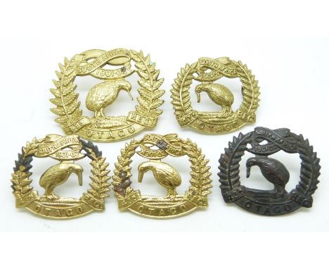 Five New Zealand Army 4th Otago Regiment metal cap and collar badges, three with Gaunt makers to reverse