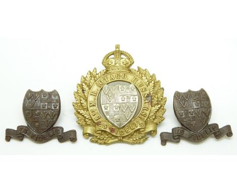 New Zealand Army 5th Mounted Rifles Otago Hussars officer's metal cap badge together with a pair of collar badges with Gaunt 
