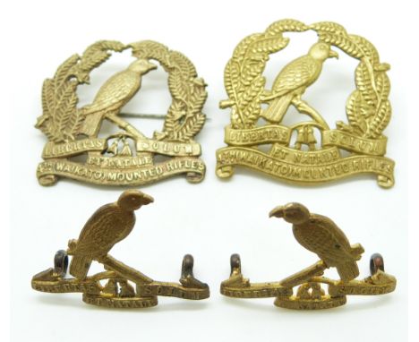 Two New Zealand Army 4th Waikato Mounted Rifles other ranks metal cap badges together with two metal collar badges with Gaunt