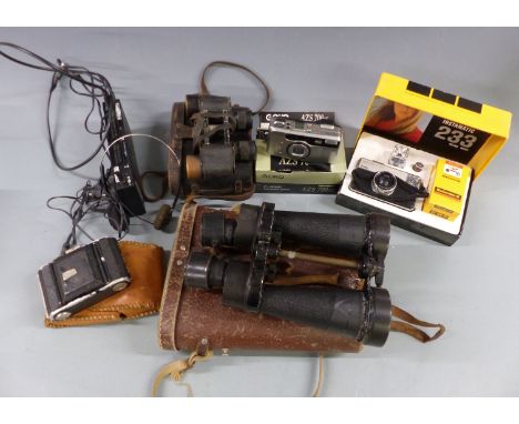 Quantity of cameras including Zeiss Ikon Nettar 510 and Kodak Instamatic, Barr and Stroud x7 military binoculars in leather c
