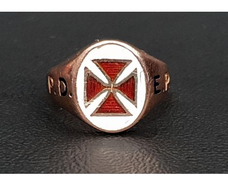 KNIGHTS TEMPLAR NINE CARAT GOLD MASONIC RING the central white enamel plaque with red cross and flanked by the initials P.D. 